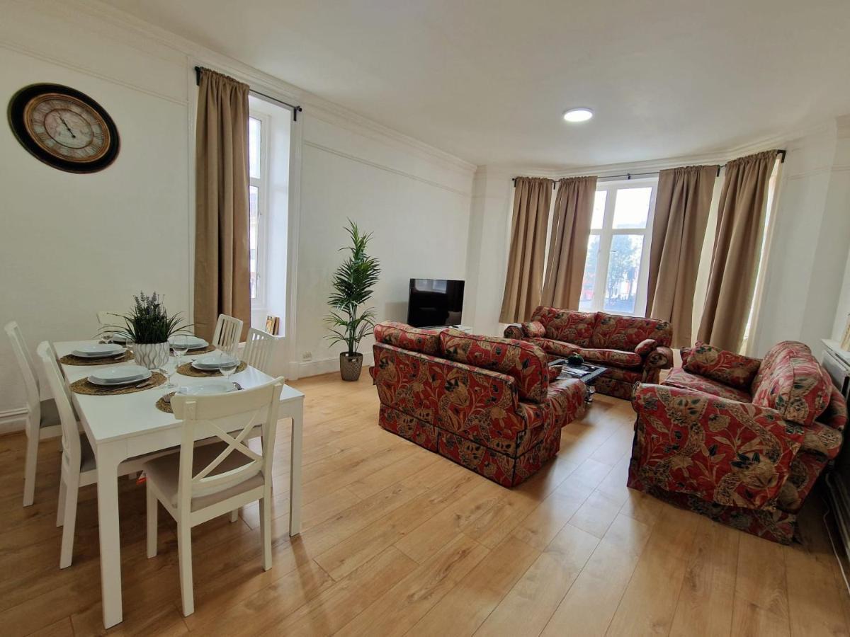 Spacious 4 Bedroom In Amazing Location *