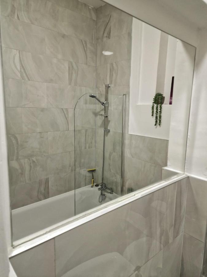 Spacious 4 Bedroom In Amazing Location Londra