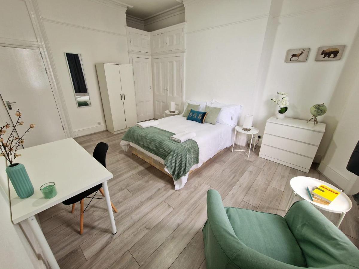 Spacious 4 Bedroom In Amazing Location Appartamento Londra