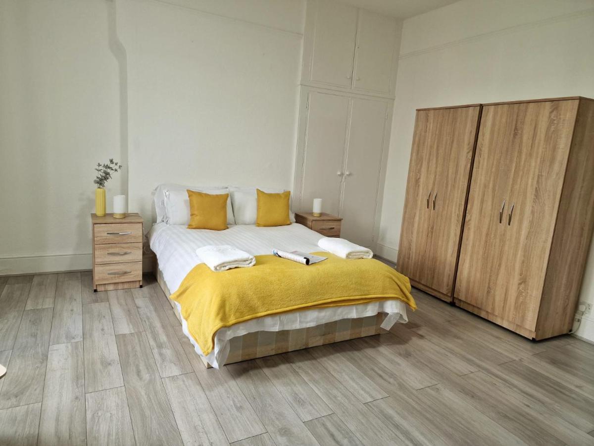 Spacious 4 Bedroom In Amazing Location Appartamento
