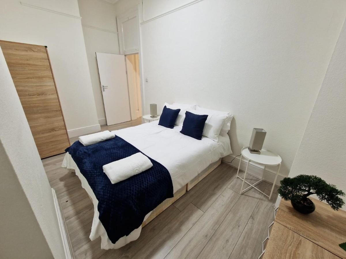 Spacious 4 Bedroom In Amazing Location * Londra