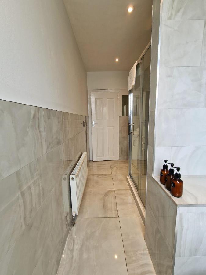 Spacious 4 Bedroom In Amazing Location Appartamento
