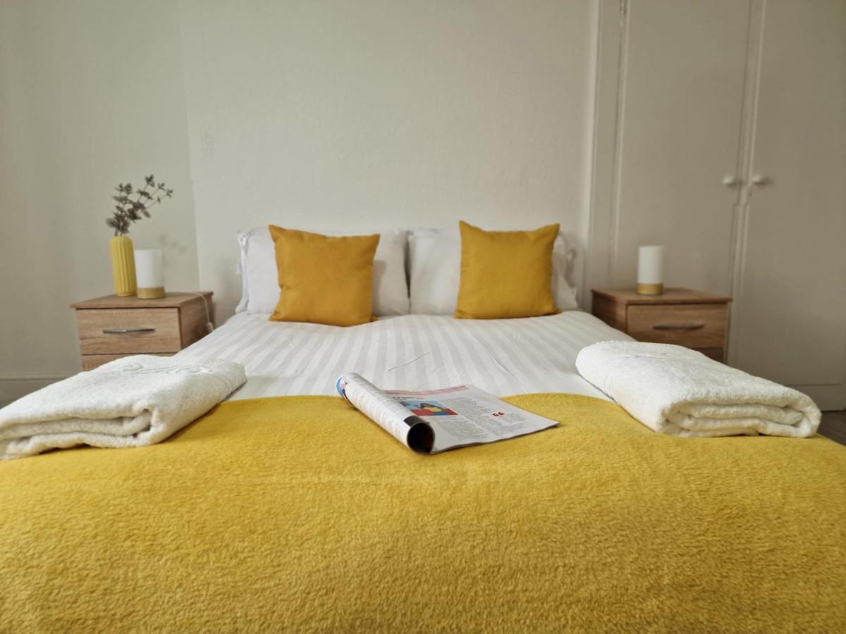 Spacious 4 Bedroom In Amazing Location * Londra