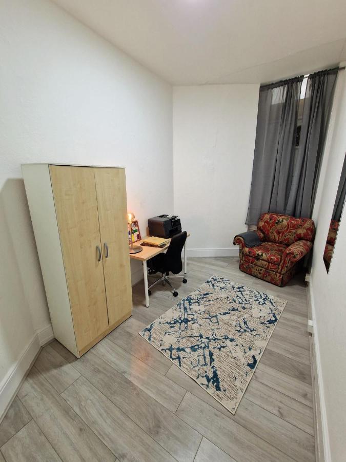 Spacious 4 Bedroom In Amazing Location * Londra