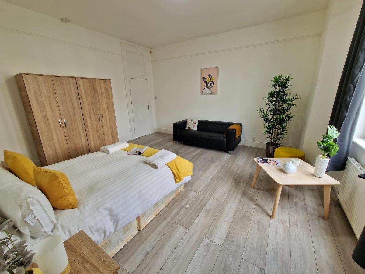 Spacious 4 Bedroom In Amazing Location * Londra