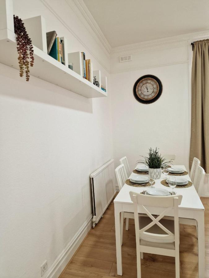 Spacious 4 Bedroom In Amazing Location Appartamento Londra