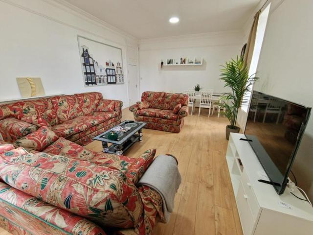 Spacious 4 Bedroom In Amazing Location Appartamento