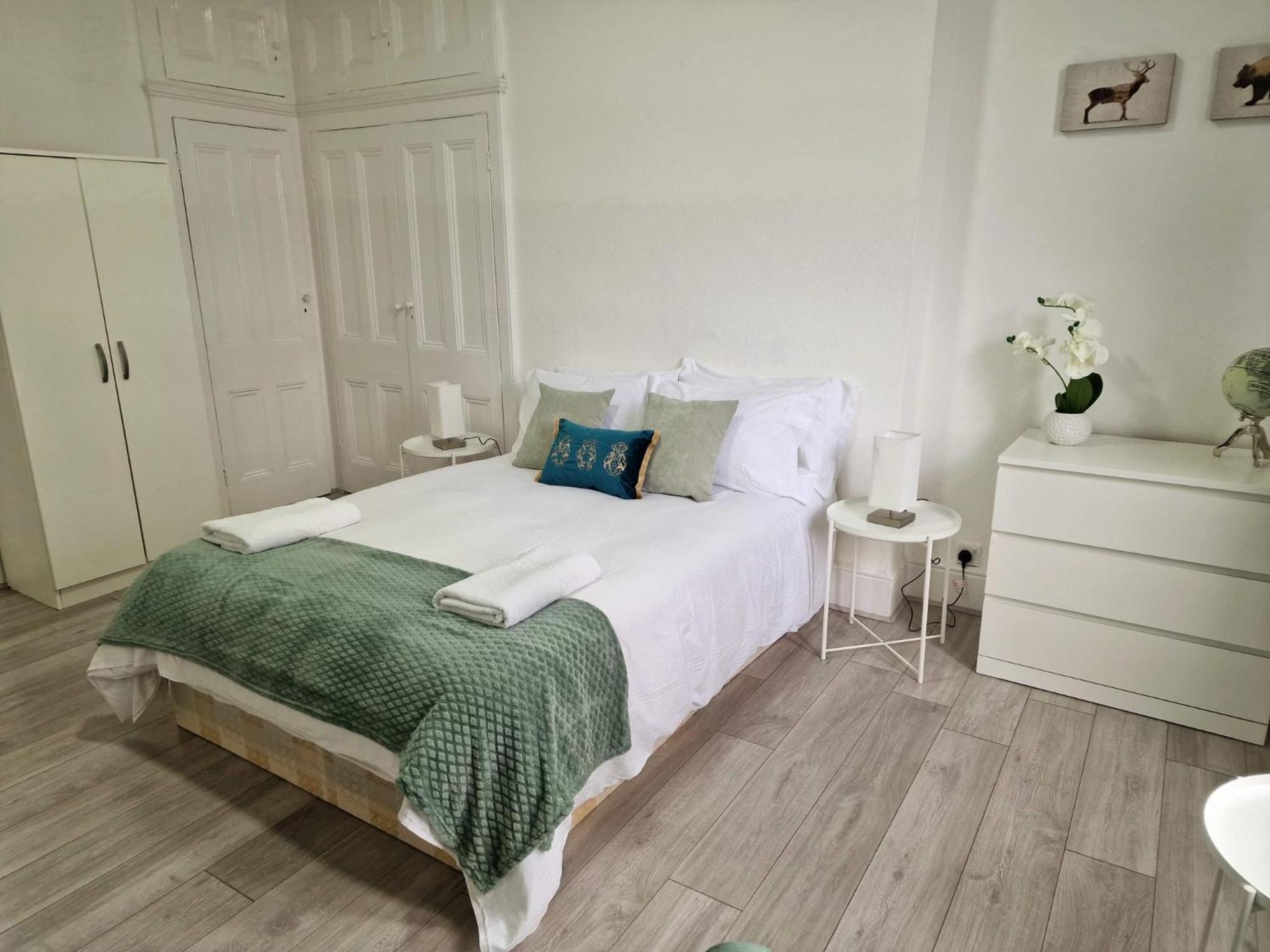 Spacious 4 Bedroom In Amazing Location Appartamento