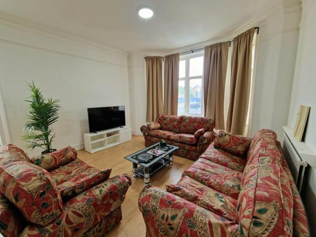Spacious 4 Bedroom In Amazing Location *